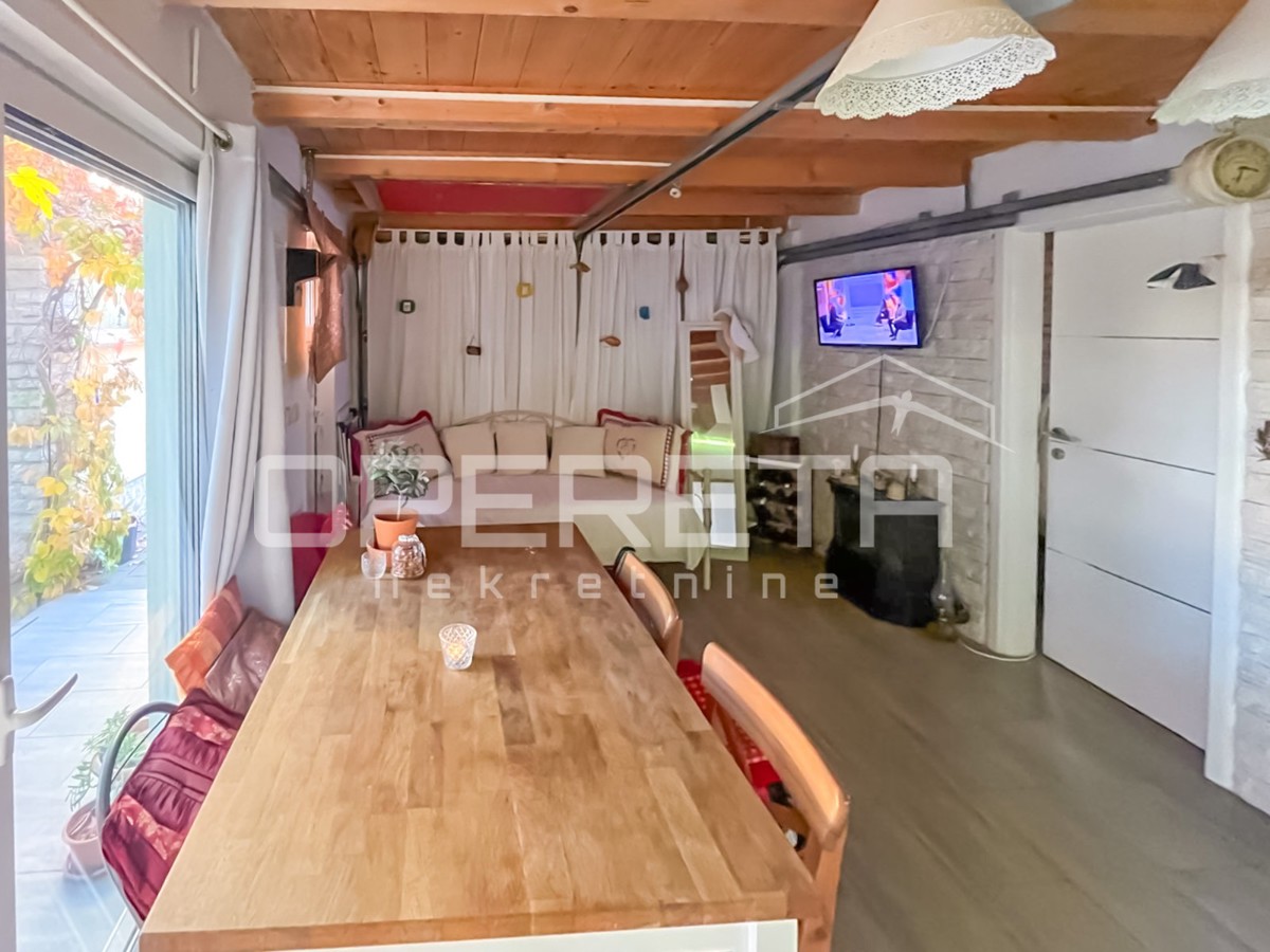 Appartamento con giardino e garage convertito in spazio abitativo