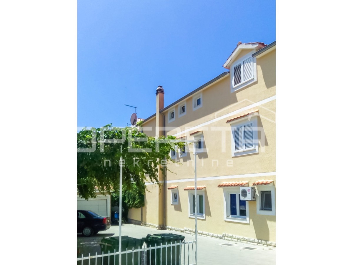 Appartamento con giardino e garage convertito in spazio abitativo