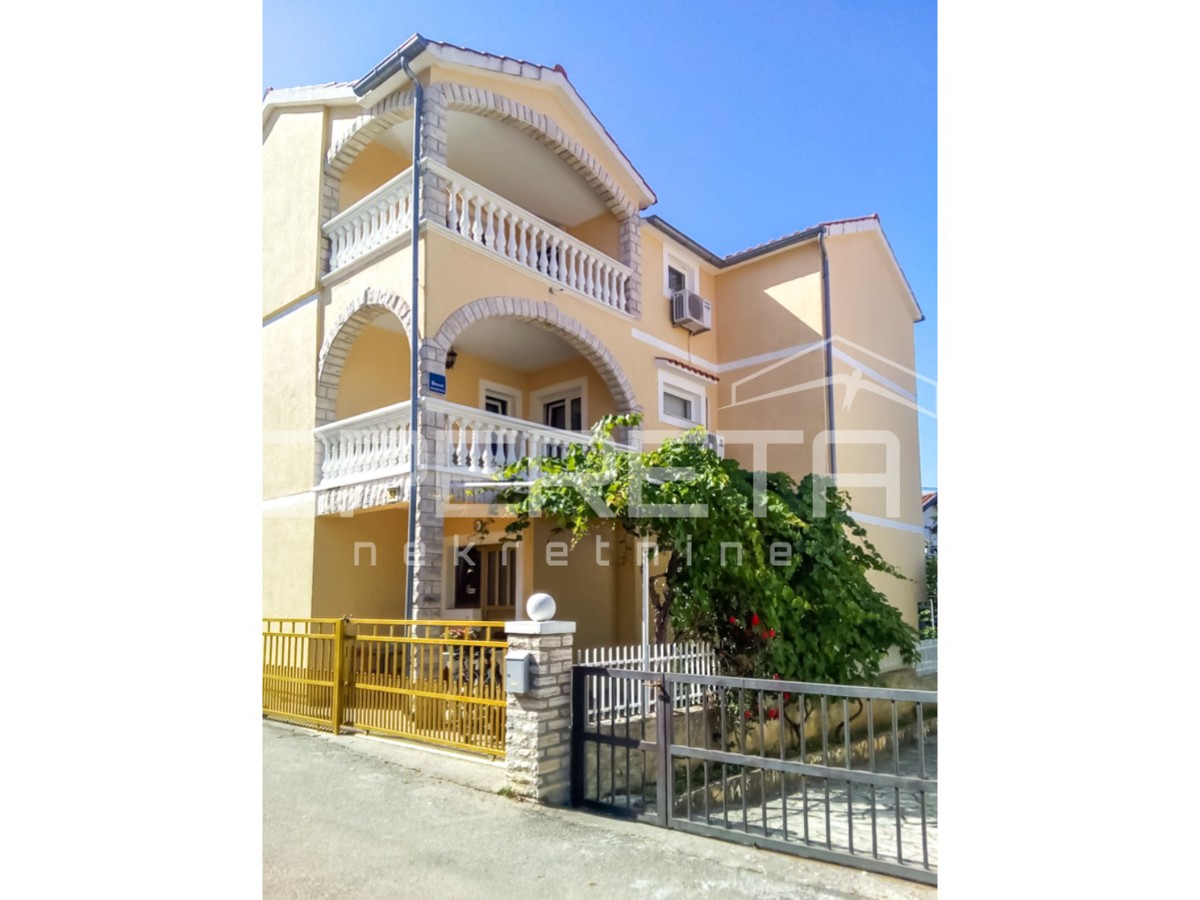 Appartamento con giardino e garage convertito in spazio abitativo