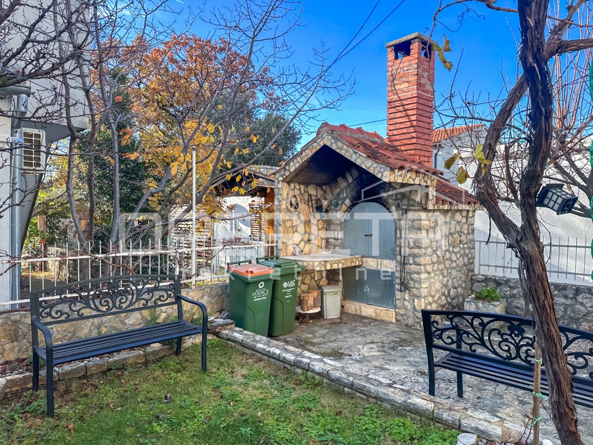 Appartamento con giardino e garage convertito in spazio abitativo