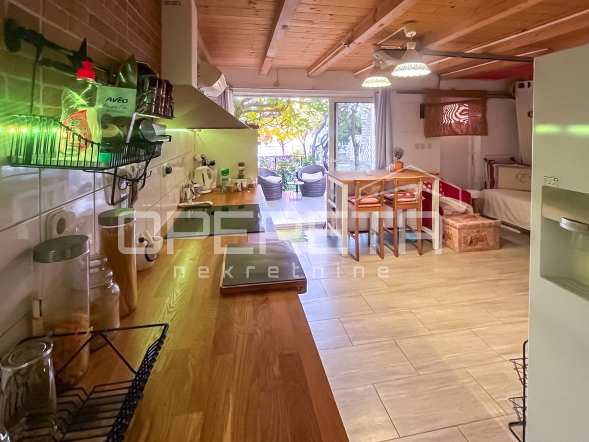 Appartamento con giardino e garage convertito in spazio abitativo