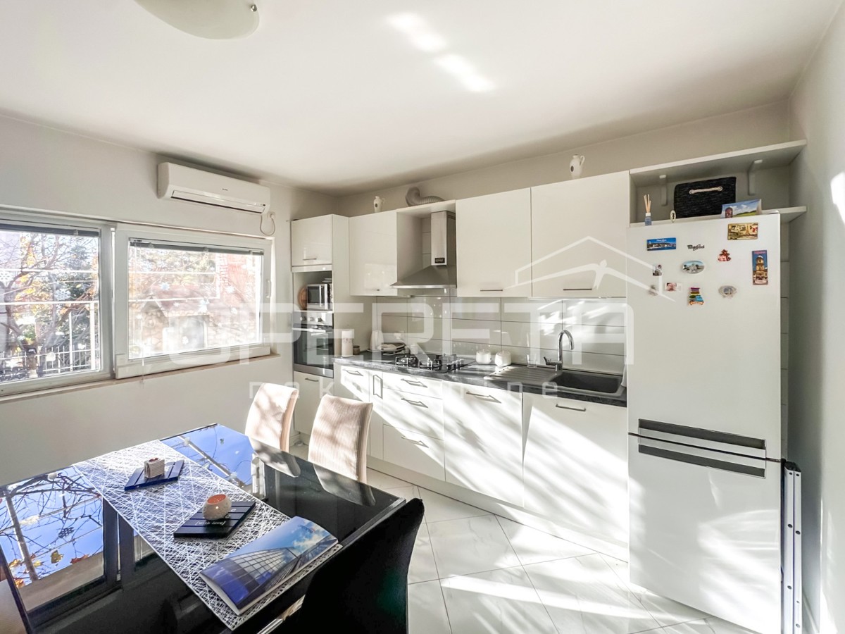 Appartamento con giardino e garage convertito in spazio abitativo