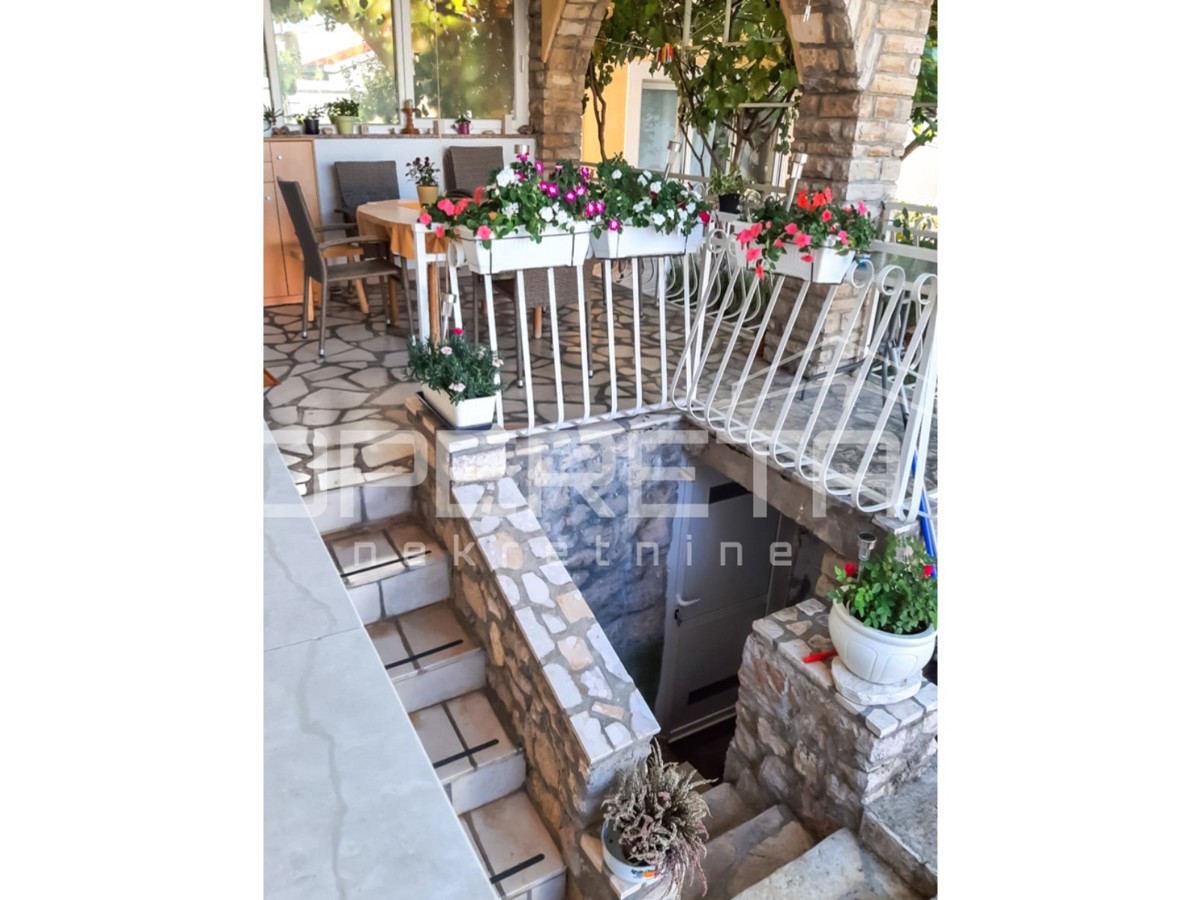 Appartamento con giardino e garage convertito in spazio abitativo