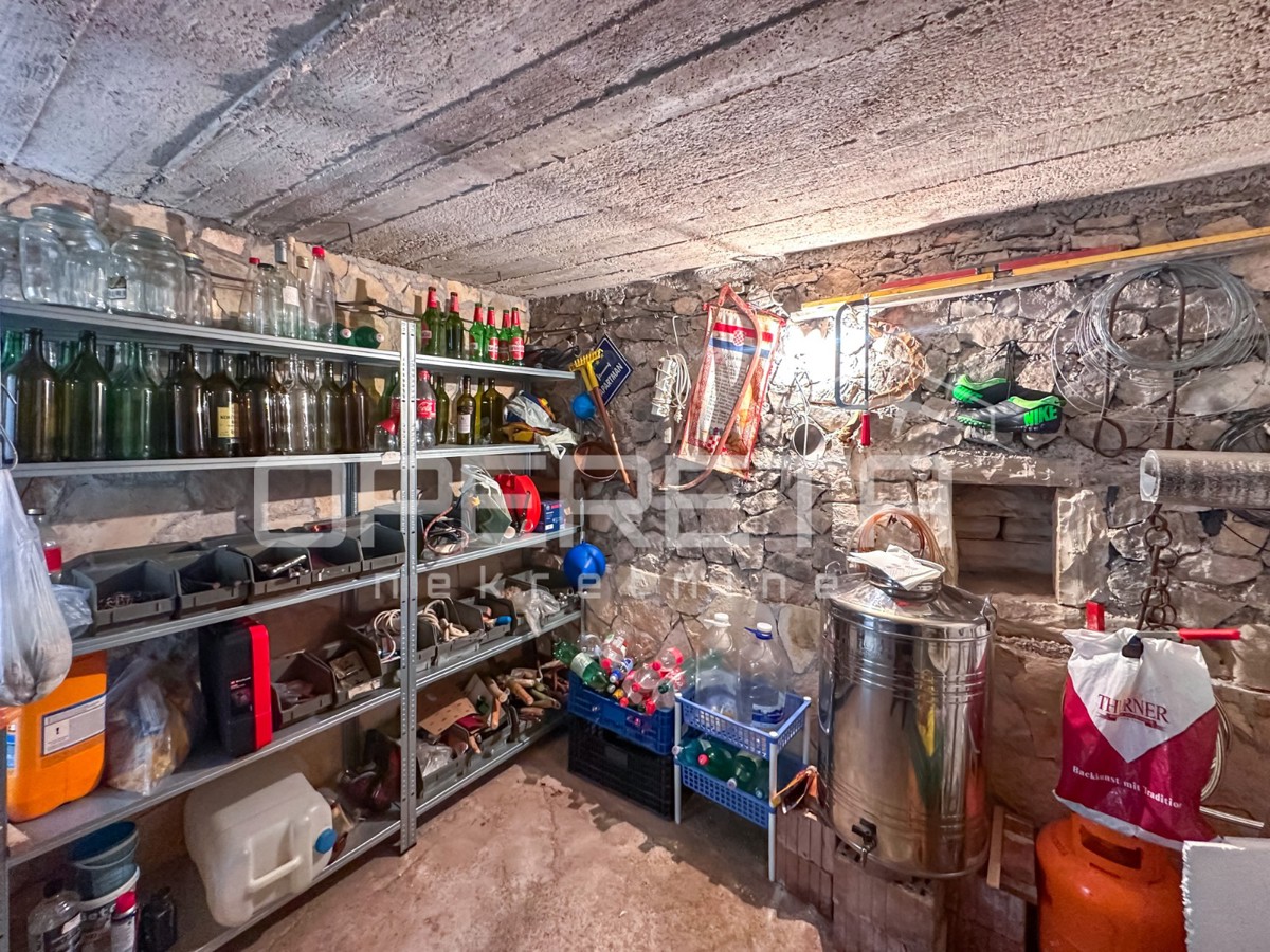 Appartamento con giardino e garage convertito in spazio abitativo