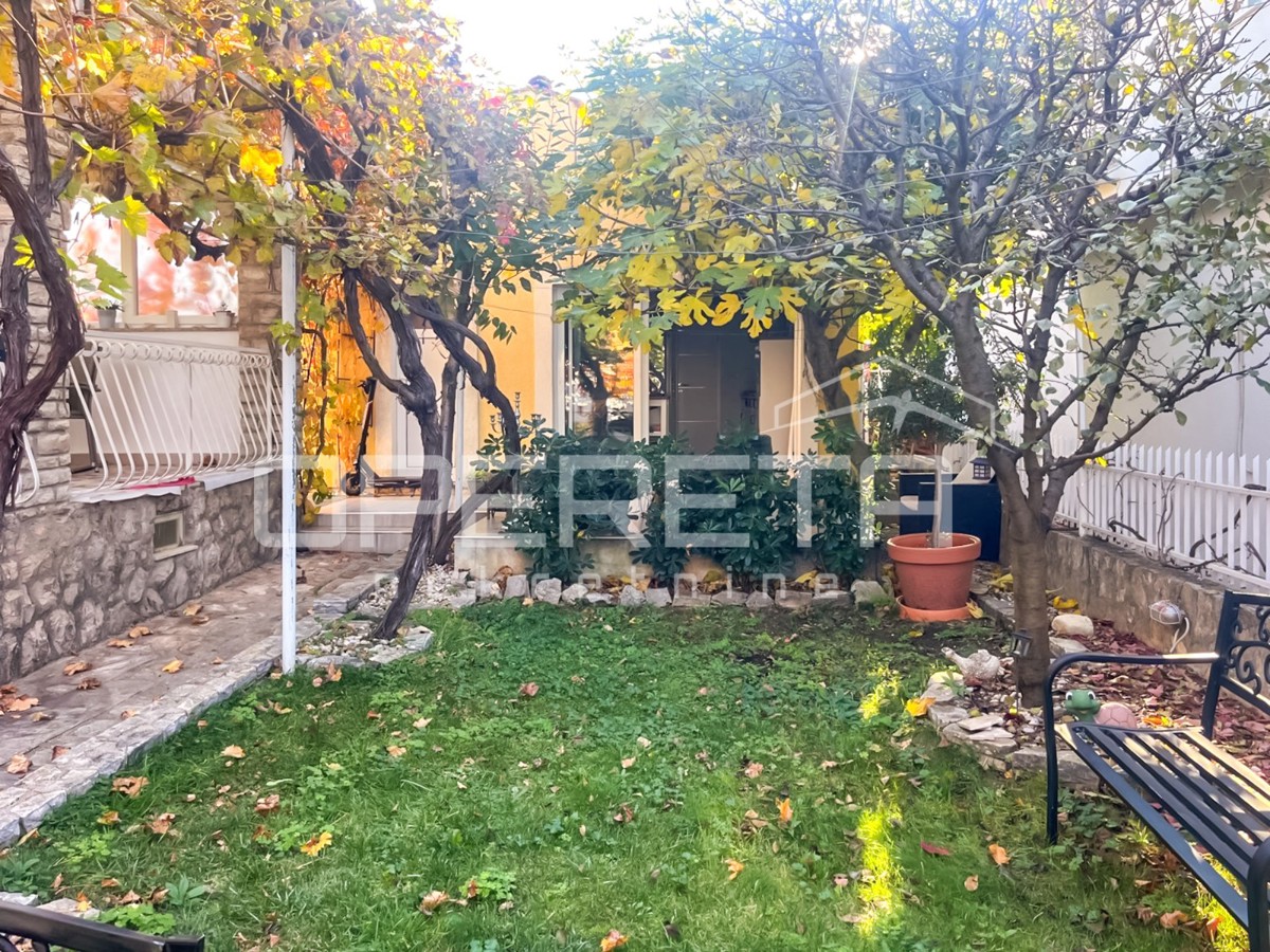 Appartamento con giardino e garage convertito in spazio abitativo
