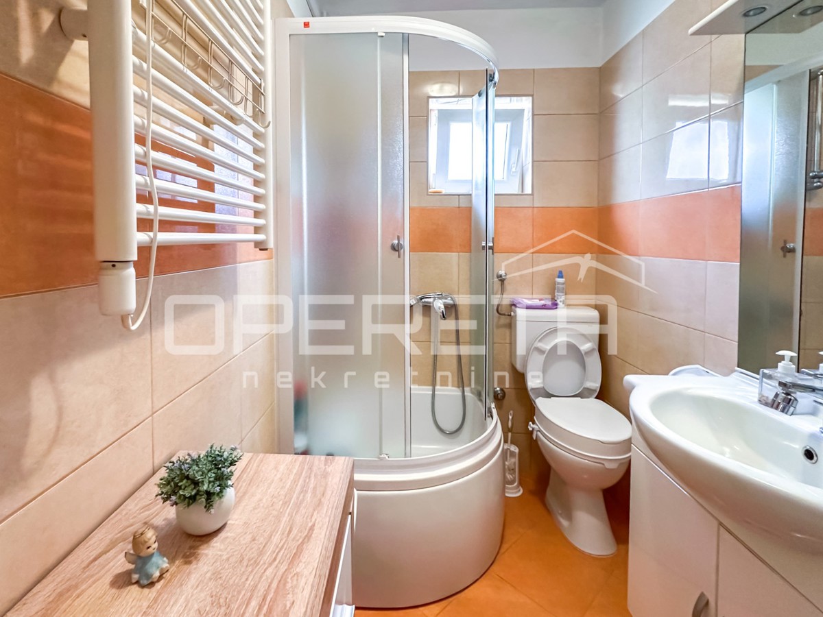 Appartamento con giardino e garage convertito in spazio abitativo