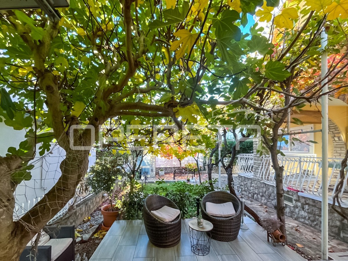 Appartamento con giardino e garage convertito in spazio abitativo