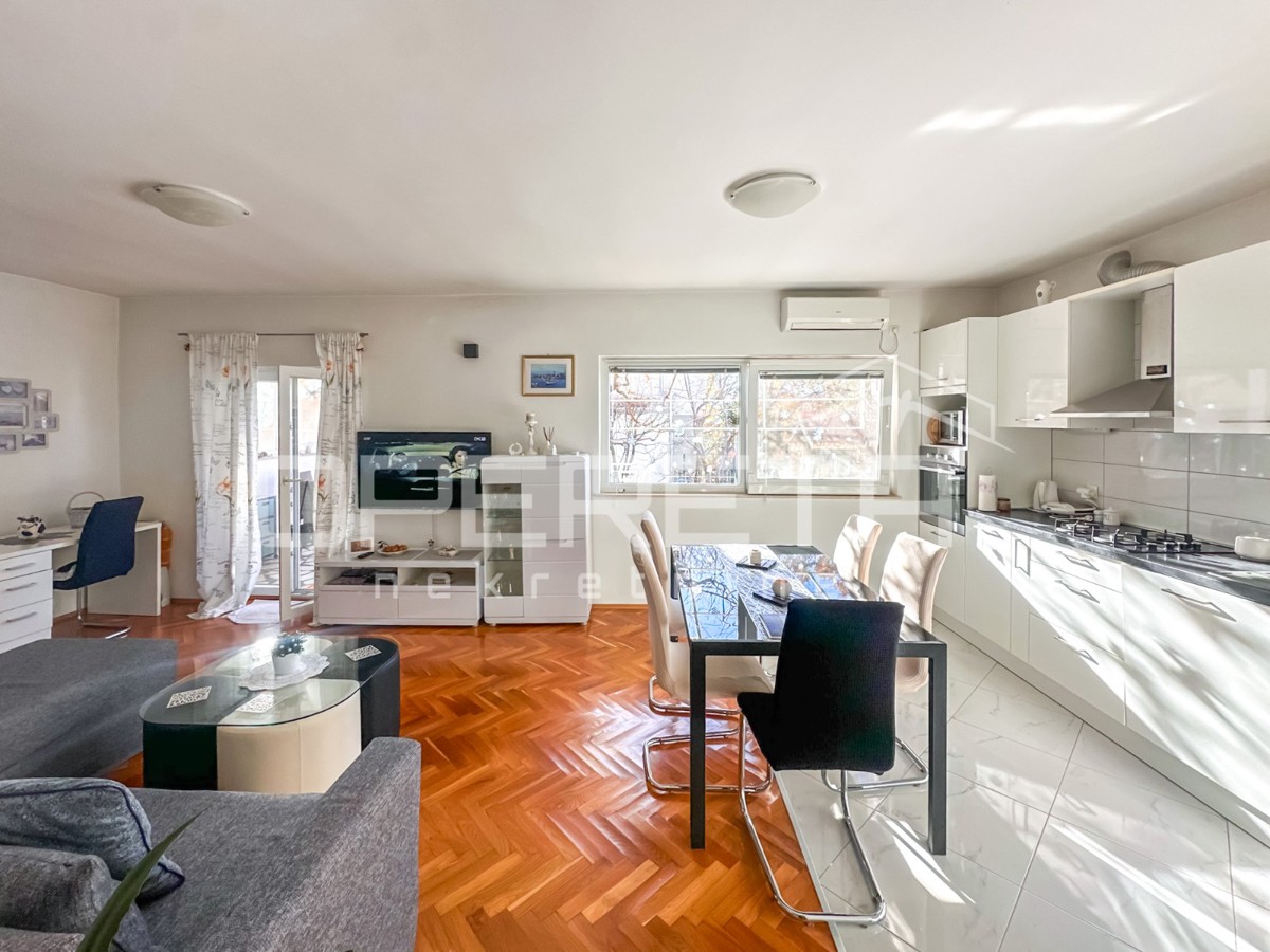 Appartamento con giardino e garage convertito in spazio abitativo