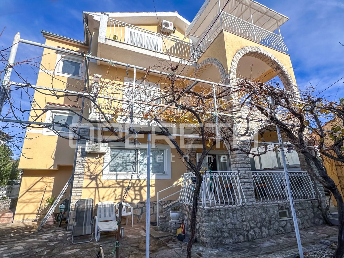 Appartamento con giardino e garage convertito in spazio abitativo