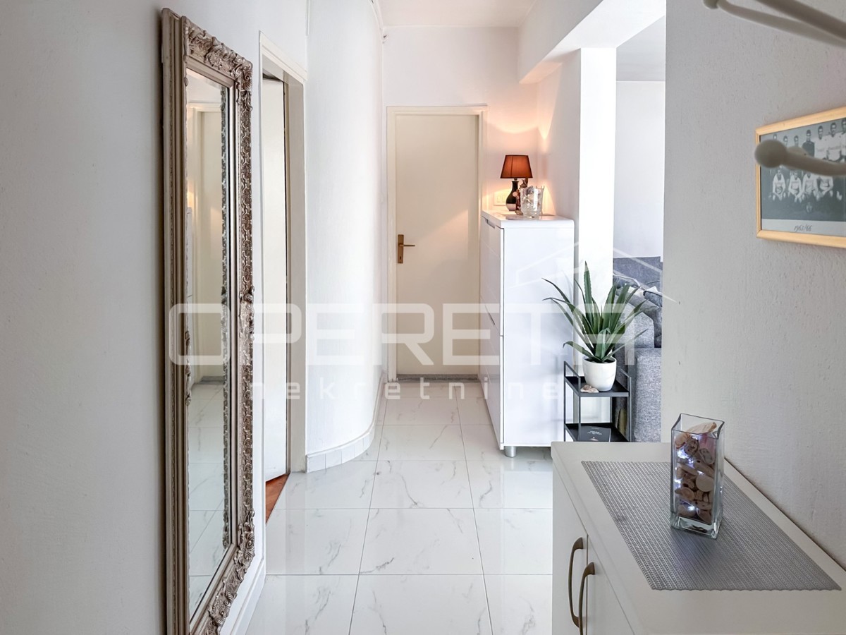 Appartamento con giardino e garage convertito in spazio abitativo