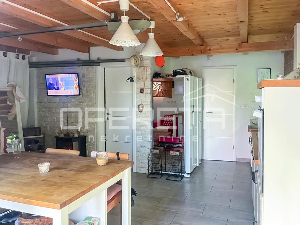 Appartamento con giardino e garage convertito in spazio abitativo