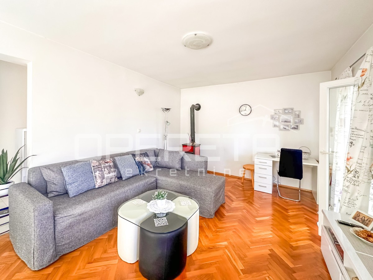 Appartamento con giardino e garage convertito in spazio abitativo