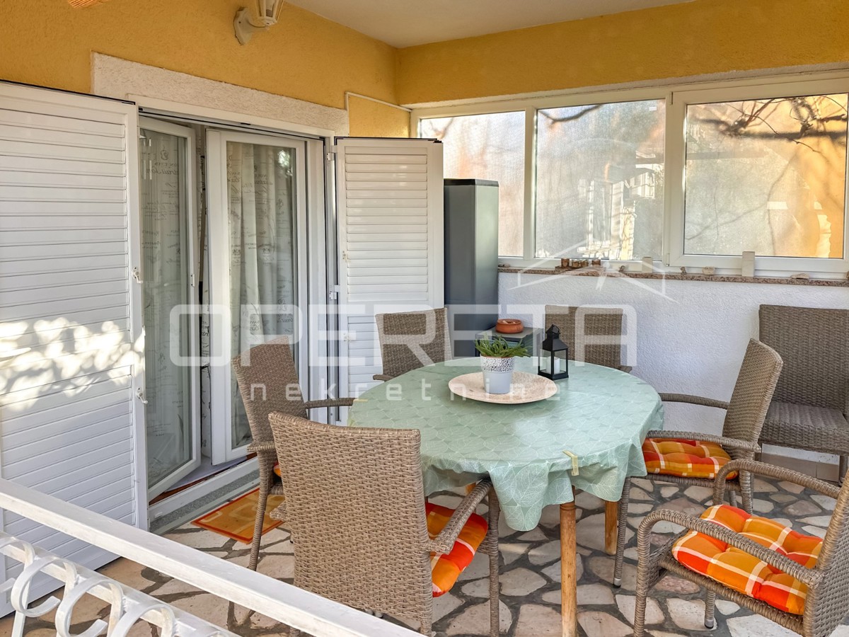 Appartamento con giardino e garage convertito in spazio abitativo