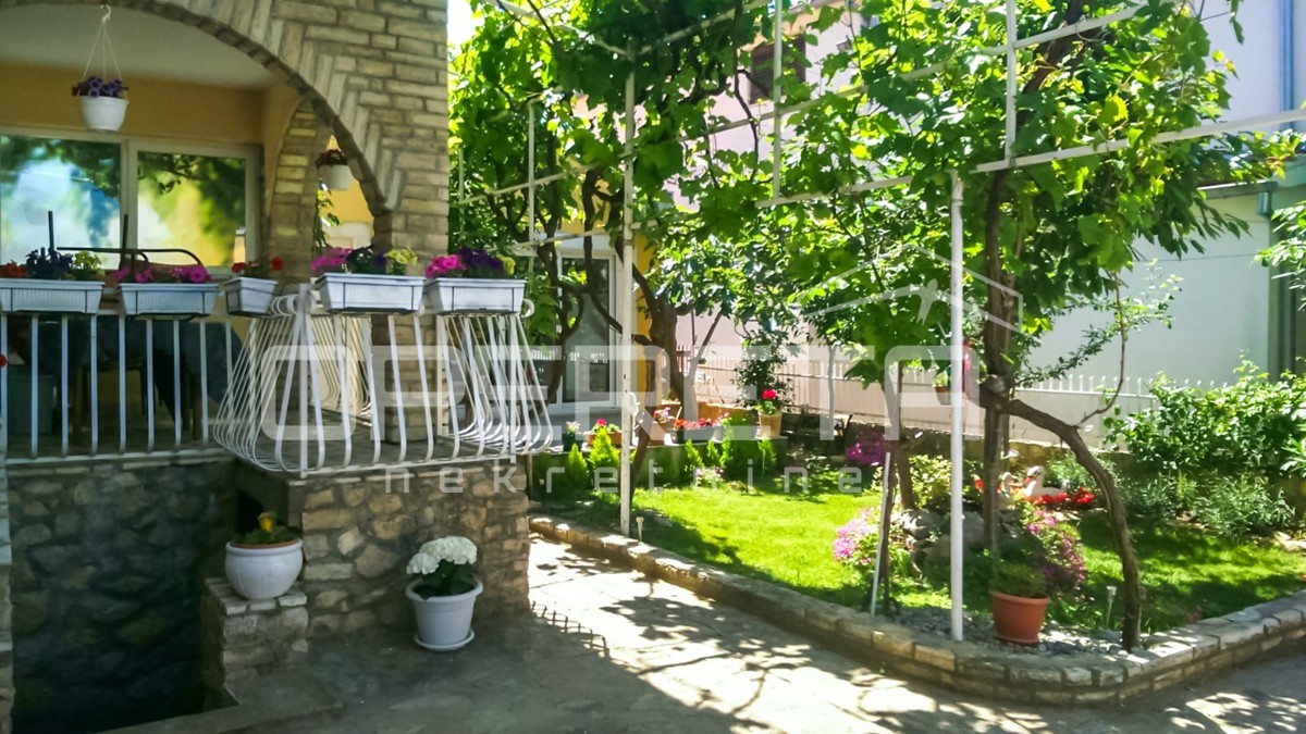 Appartamento con giardino e garage convertito in spazio abitativo