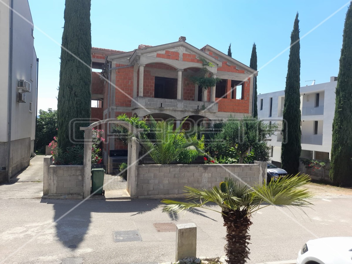 Casa roh-bau a Diklo con 6 unità abitative e vista mare