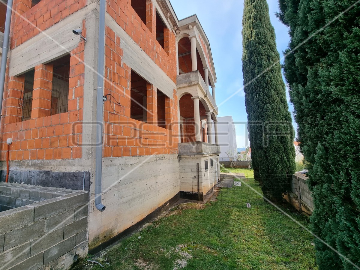 Casa roh-bau a Diklo con 6 unità abitative e vista mare