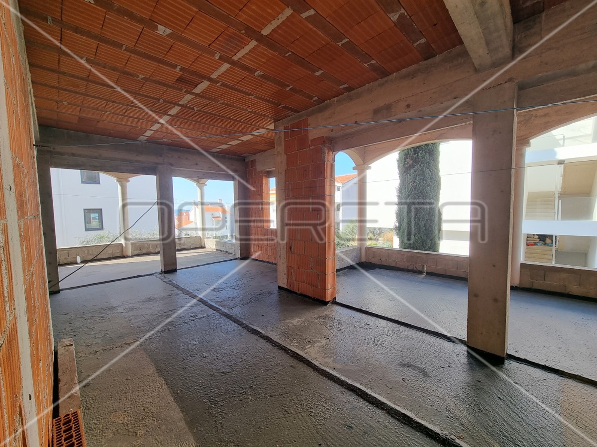 Casa roh-bau a Diklo con 6 unità abitative e vista mare