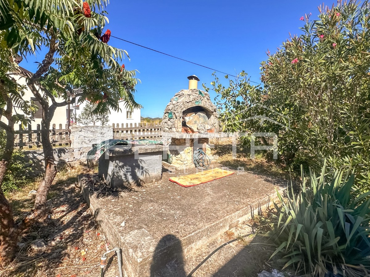 Casa di vacanza con 404 m² di terreno in una zona tranquilla di Zaton