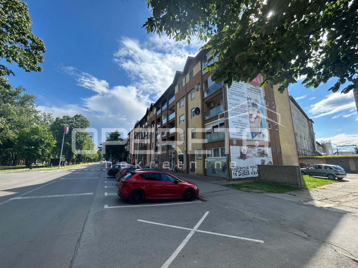 Vendita, Locale su strada, Beli Manastir, Trg Slobode, 248m2