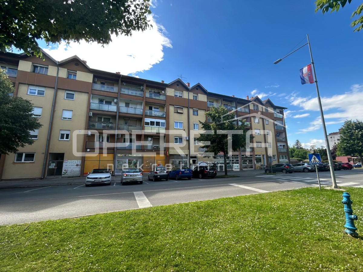 Vendita, Locale su strada, Beli Manastir, Trg Slobode, 248m2