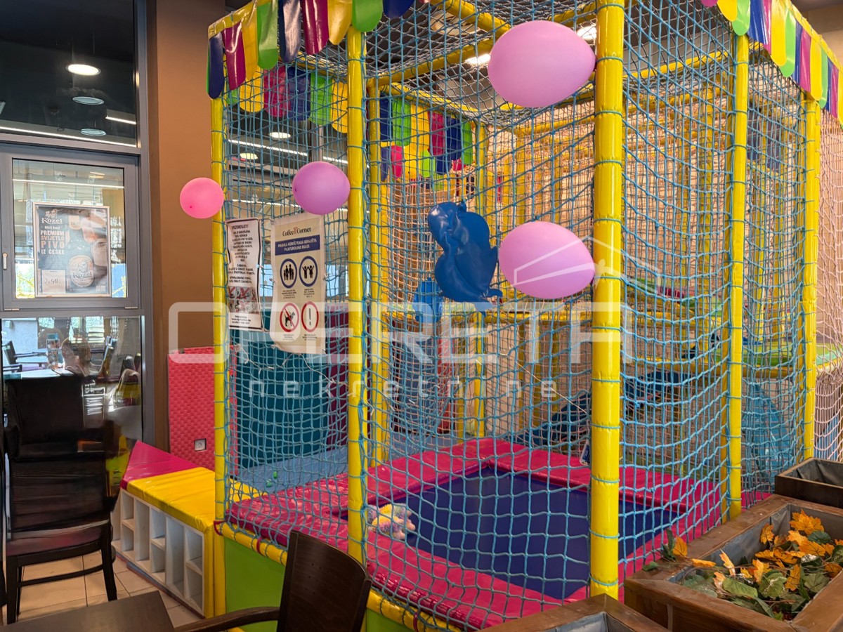 Vendita, Locale su strada, Centar, Heinzelova , 141m2