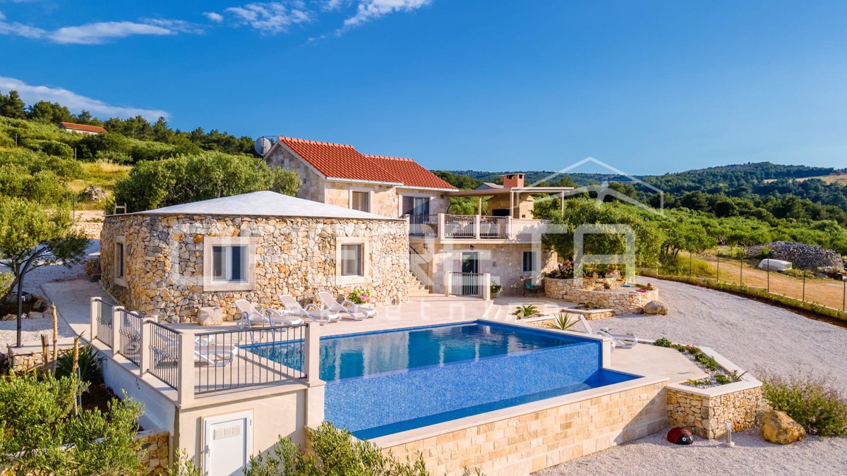 Brač esclusiva proprietà con villa, vista panoramica e 8000 m² di terreno, vicinanza a Supetar