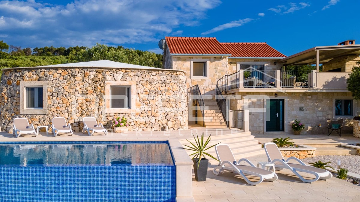 Brač esclusiva proprietà con villa, vista panoramica e 8000 m² di terreno, vicinanza a Supetar