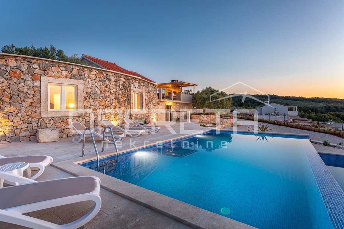 Brač esclusiva proprietà con villa, vista panoramica e 8000 m² di terreno, vicinanza a Supetar