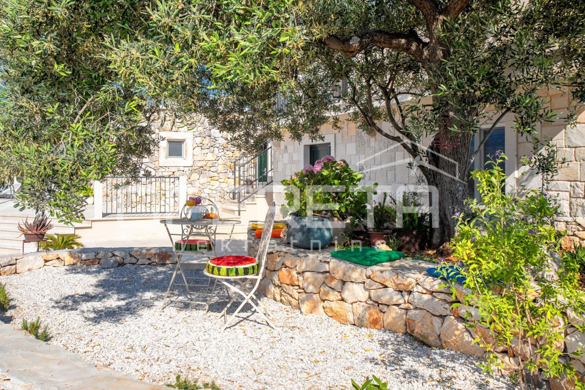 Brač esclusiva proprietà con villa, vista panoramica e 8000 m² di terreno, vicinanza a Supetar