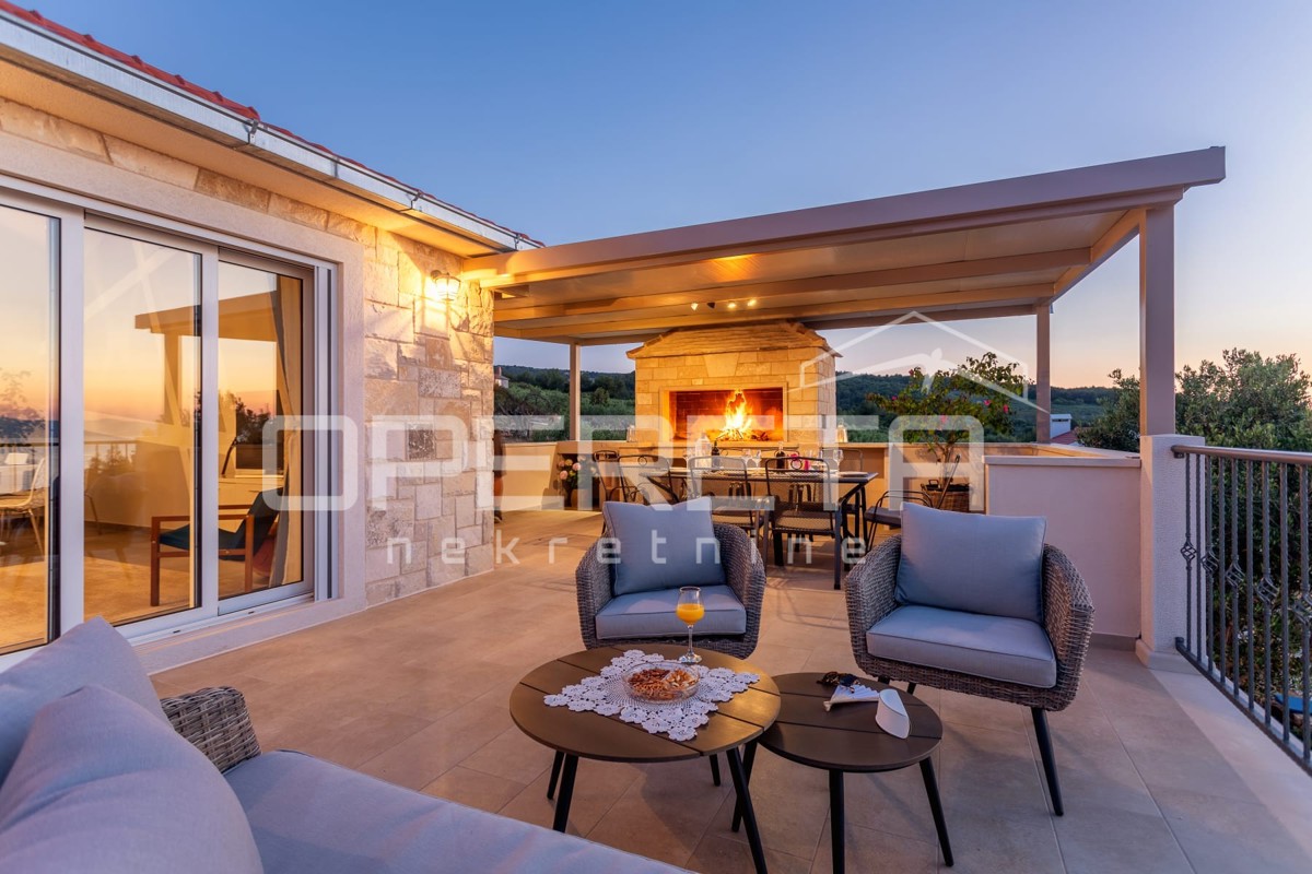 Brač esclusiva proprietà con villa, vista panoramica e 8000 m² di terreno, vicinanza a Supetar