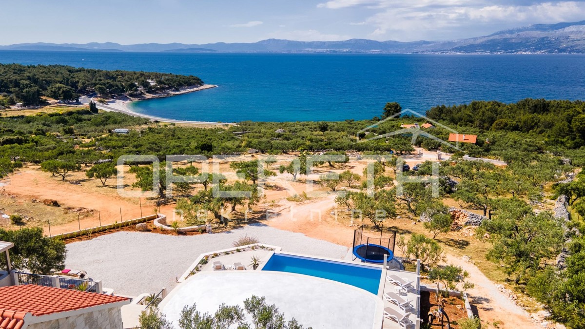 Brač esclusiva proprietà con villa, vista panoramica e 8000 m² di terreno, vicinanza a Supetar