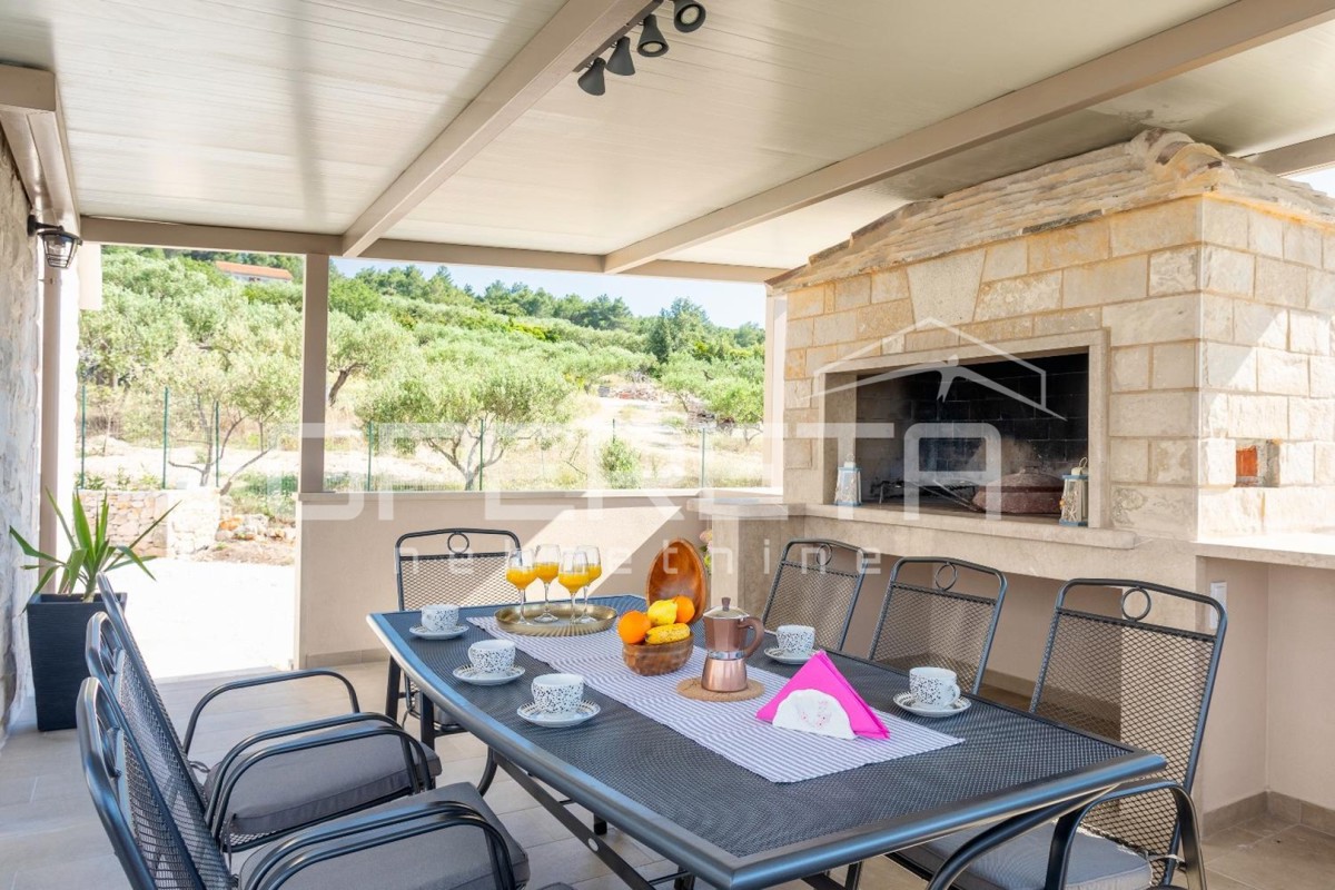 Brač esclusiva proprietà con villa, vista panoramica e 8000 m² di terreno, vicinanza a Supetar