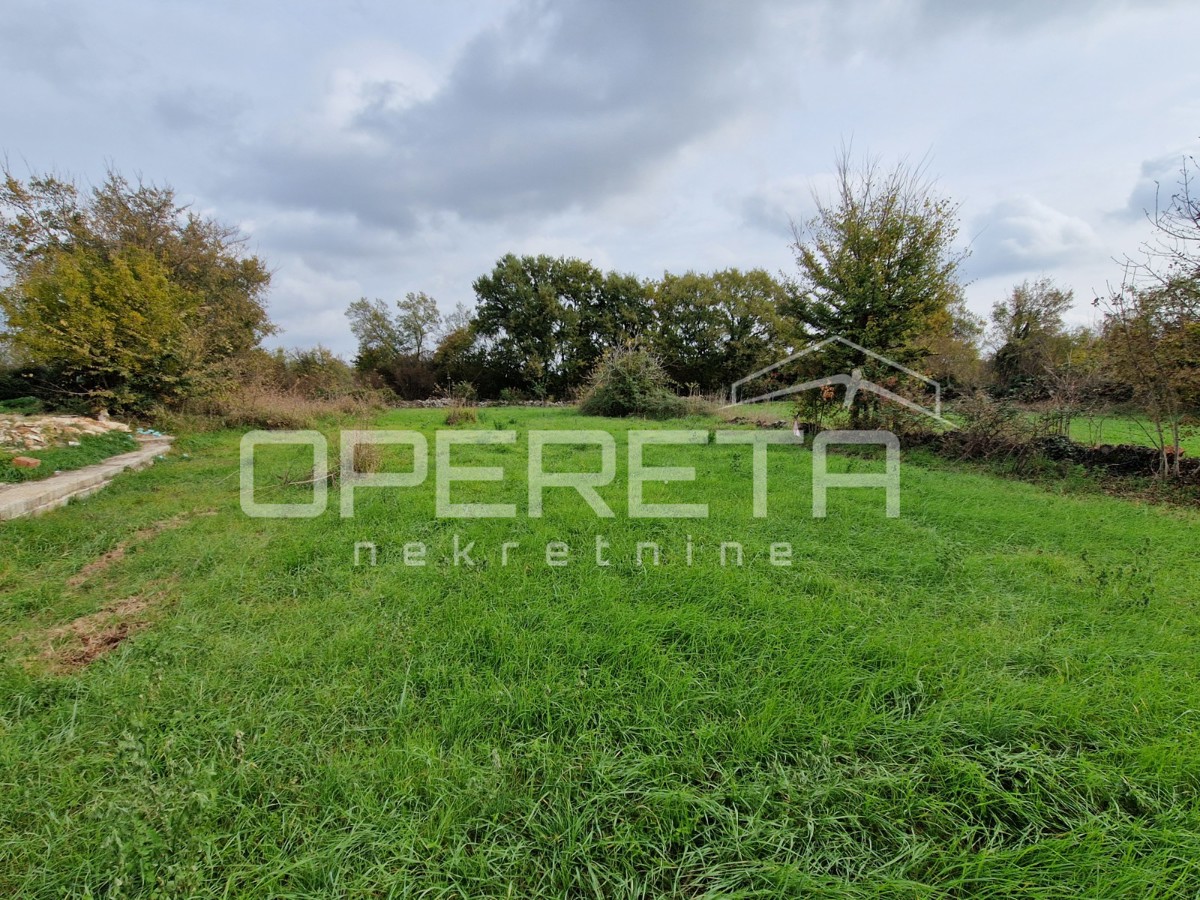 Istria, Juršići, ottimo terreno edificabile di 820 m2, zona tranquilla