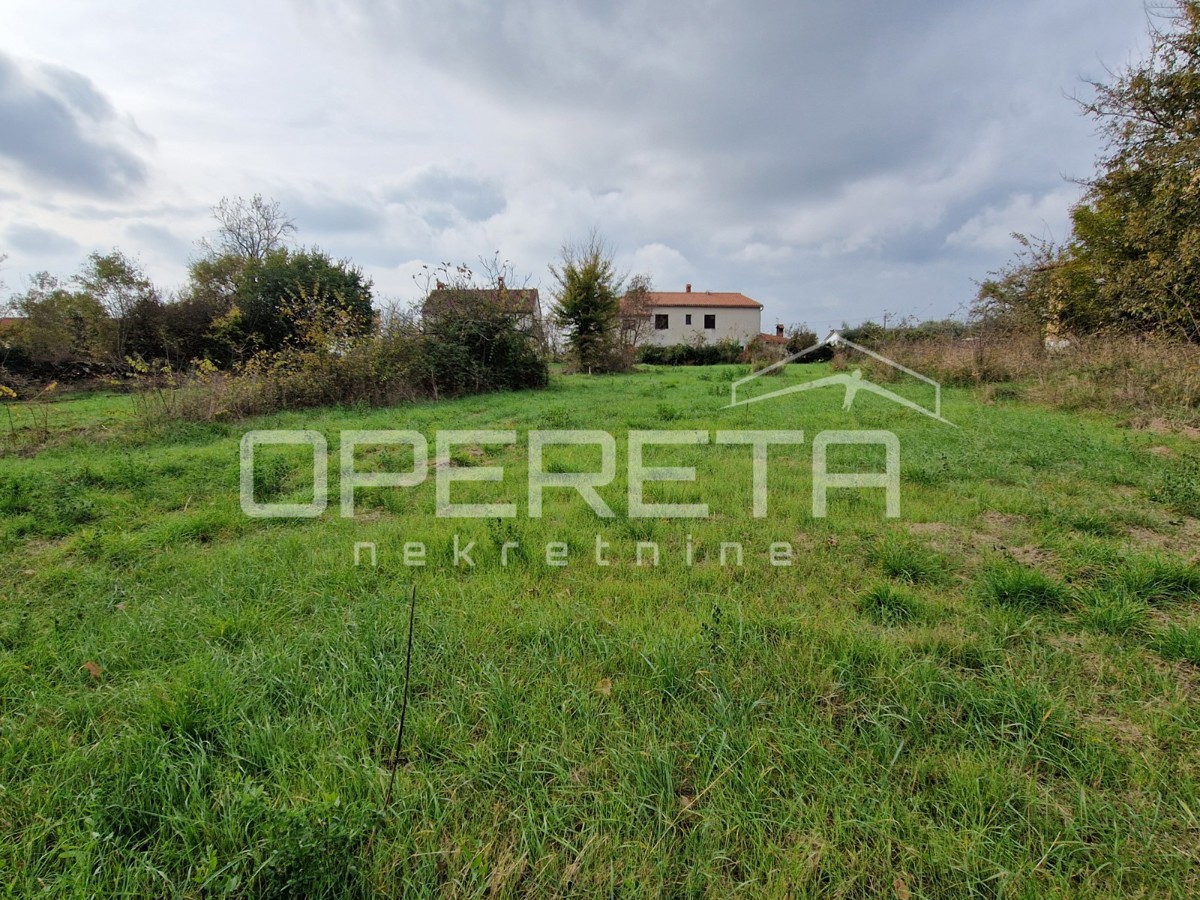 Istria, Juršići, ottimo terreno edificabile di 820 m2, zona tranquilla