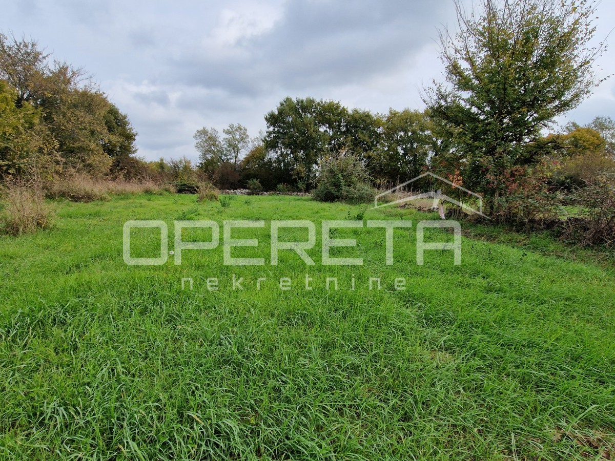 Istria, Juršići, ottimo terreno edificabile di 820 m2, zona tranquilla