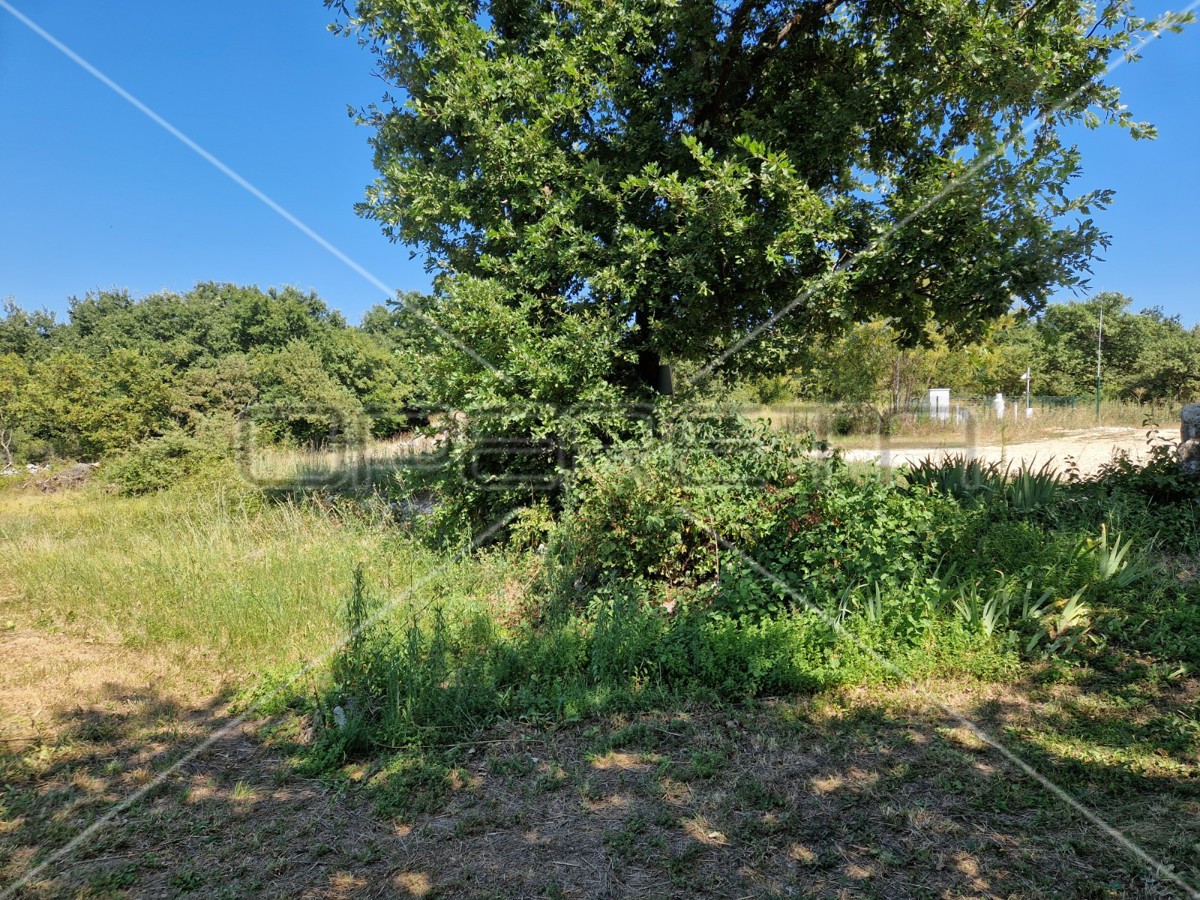 Istria, Marčana, terreno edificabile di 1112 m2 a uso commerciale con permesso di costruzione