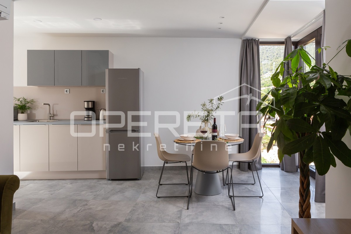 Occasione rara di un appartamento a Komiža - oasi moderna in una villa urbana