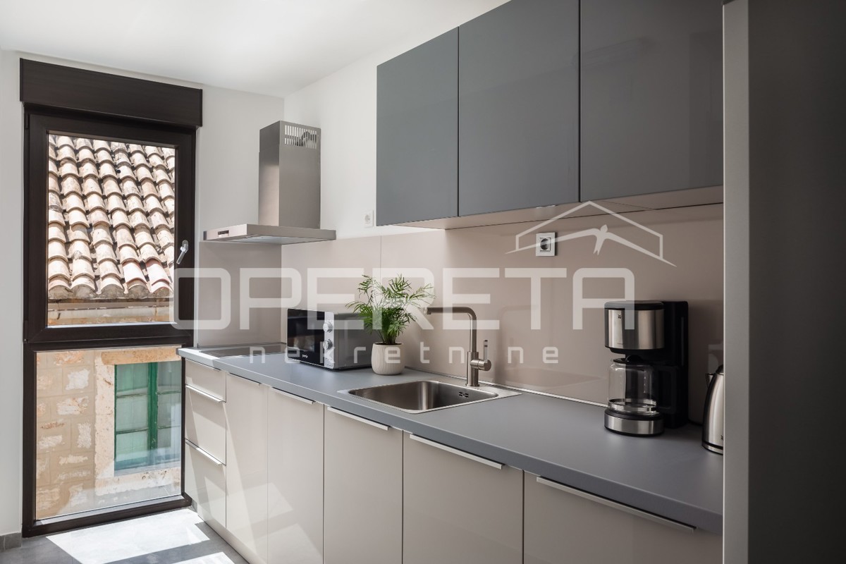 Occasione rara di un appartamento a Komiža - oasi moderna in una villa urbana