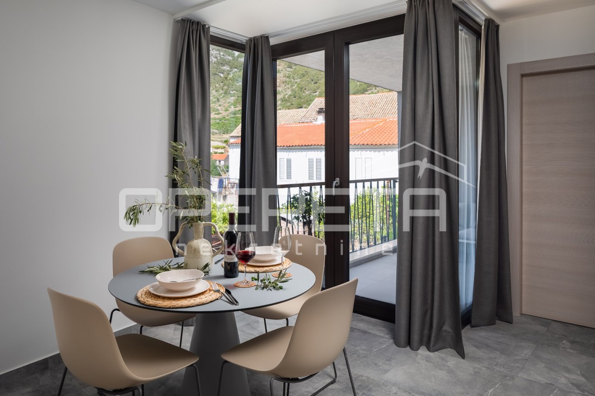 Occasione rara di un appartamento a Komiža - oasi moderna in una villa urbana