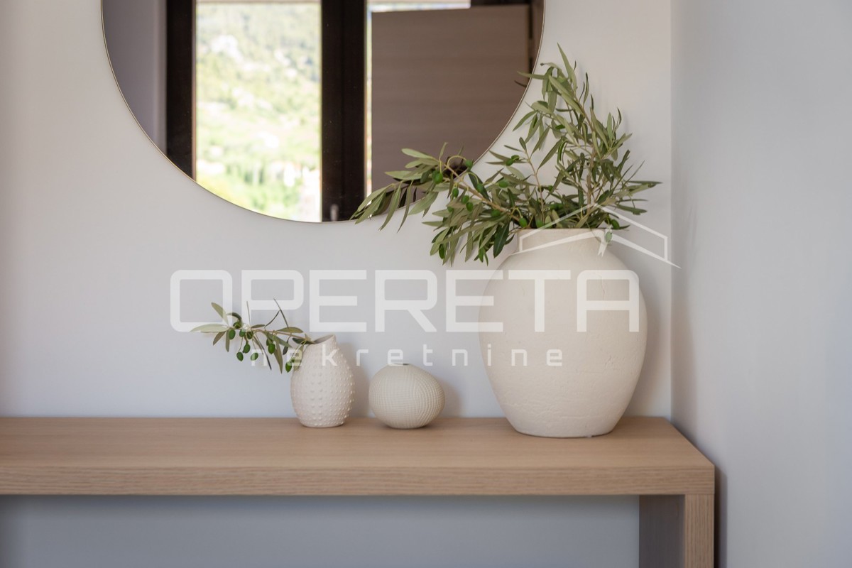 Occasione rara di un appartamento a Komiža - oasi moderna in una villa urbana