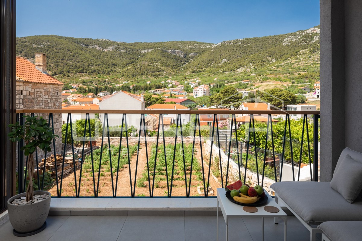 Occasione rara di un appartamento a Komiža - oasi moderna in una villa urbana