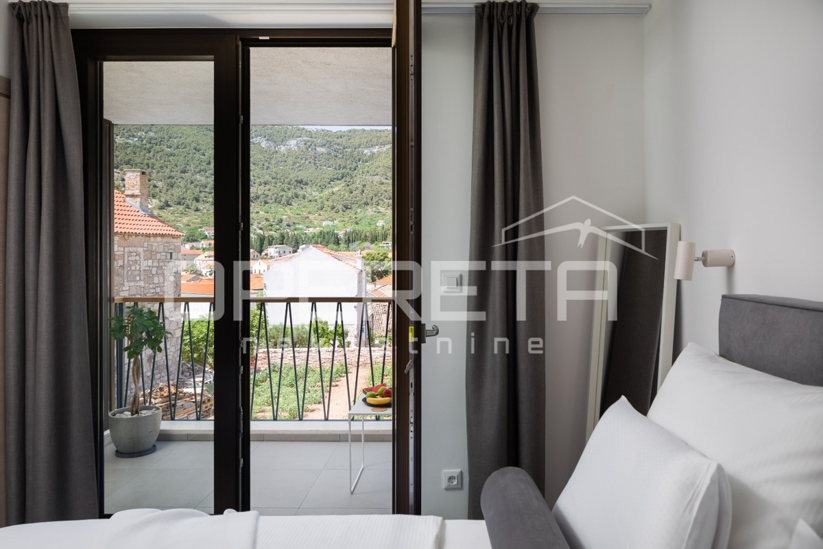 Occasione rara di un appartamento a Komiža - oasi moderna in una villa urbana