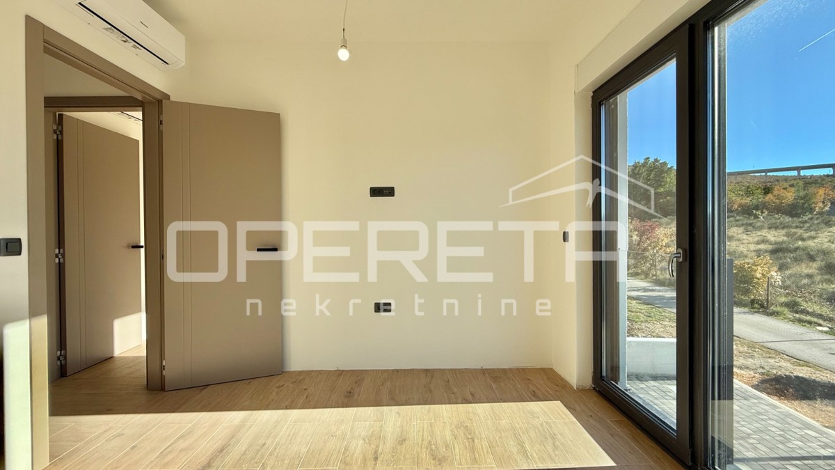 Appartamento con tre camere da letto, piano terra, seconda fila dal mare, Rovanjska