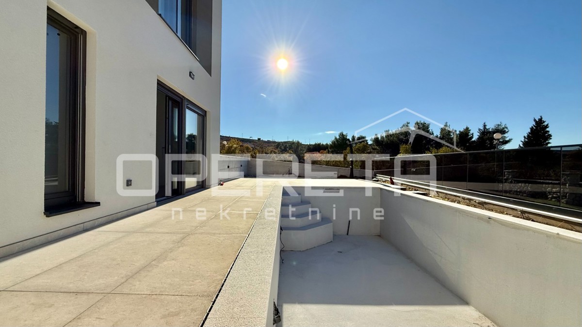 Appartamento con tre camere da letto, piano terra, seconda fila dal mare, Rovanjska