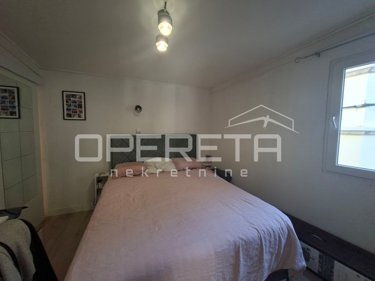 Lussuoso appartamento in centro città, 2 camere da letto, balcone.