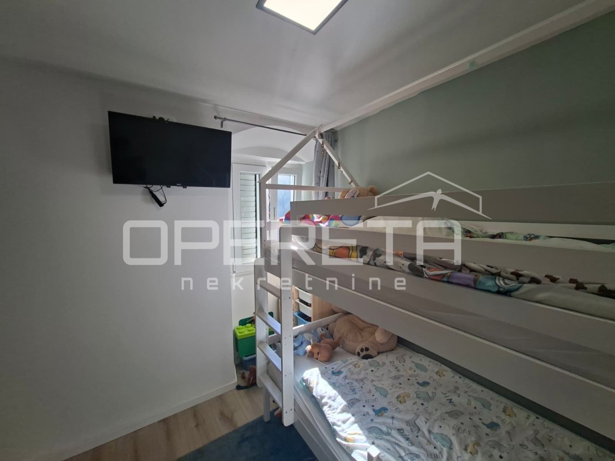Lussuoso appartamento in centro città, 2 camere da letto, balcone.