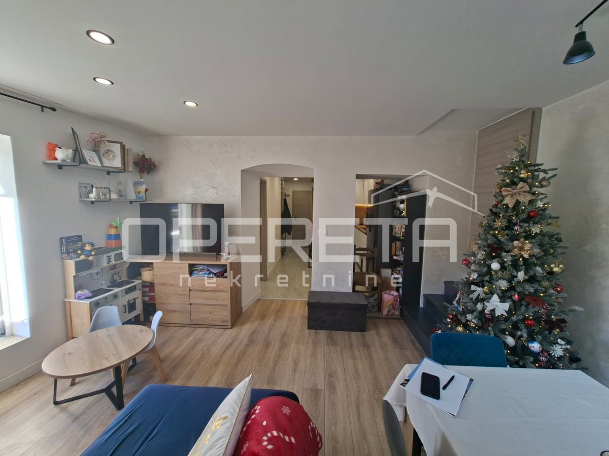 Lussuoso appartamento in centro città, 2 camere da letto, balcone.