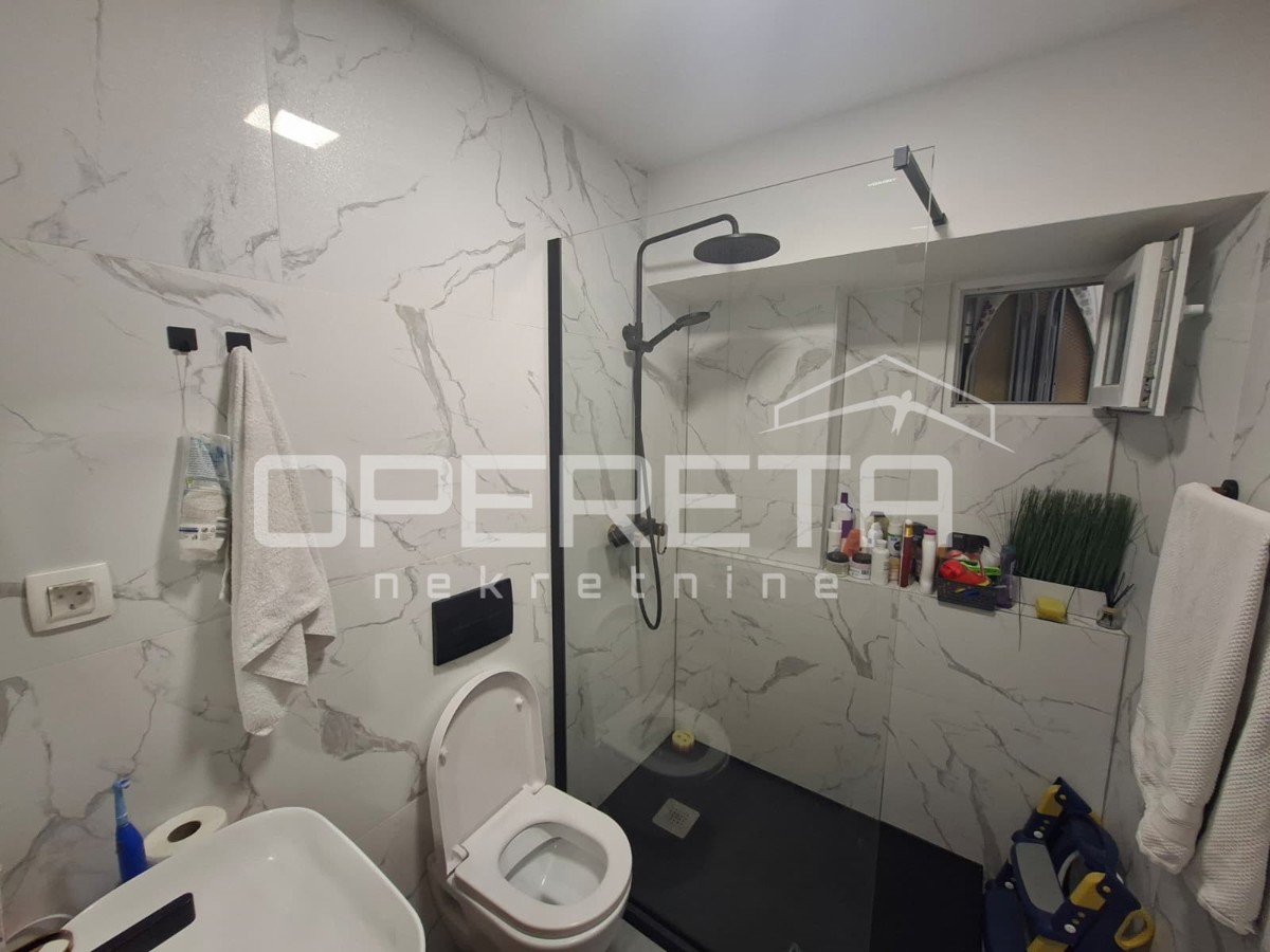 Lussuoso appartamento in centro città, 2 camere da letto, balcone.