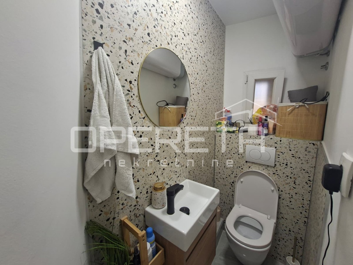 Lussuoso appartamento in centro città, 2 camere da letto, balcone.