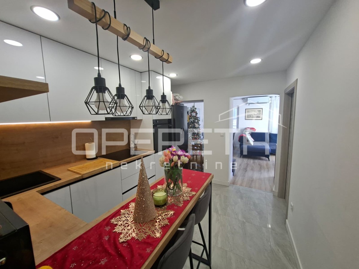 Lussuoso appartamento in centro città, 2 camere da letto, balcone.